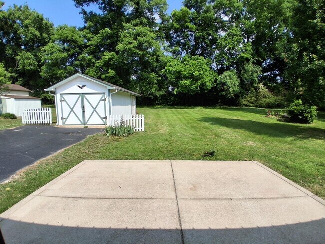 Building Photo - 1923 Woodmont Dr