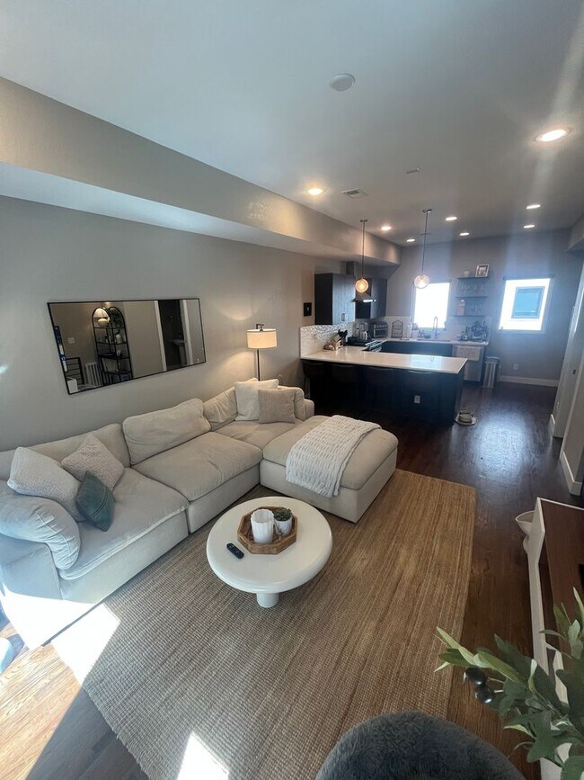 Building Photo - 2 Bed, 1 Bath Townhouse with Roof Top Deck