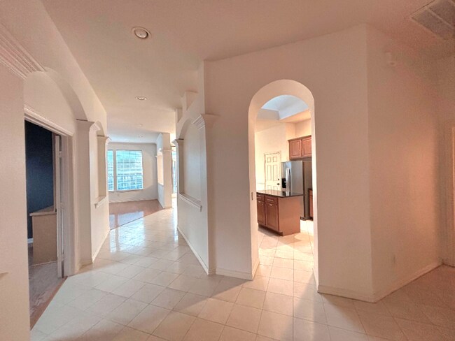 Building Photo - 4571 Hawkhurst Dr