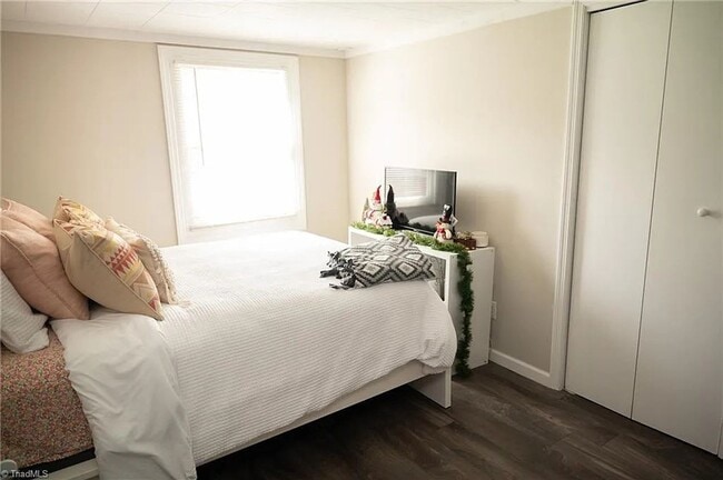 Building Photo - Spacious 4-Bedroom Home with Large Yard in...