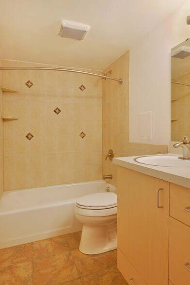 HALL BATH - 620 Mathews St