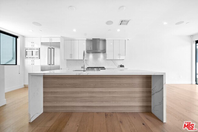 Building Photo - 733 N Gramercy Pl