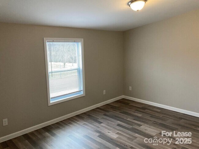 Building Photo - 1030 McKay Rd