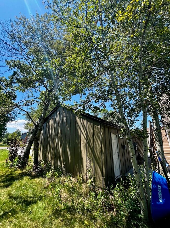 Building Photo - Executive Rental on Riverside Country Club...