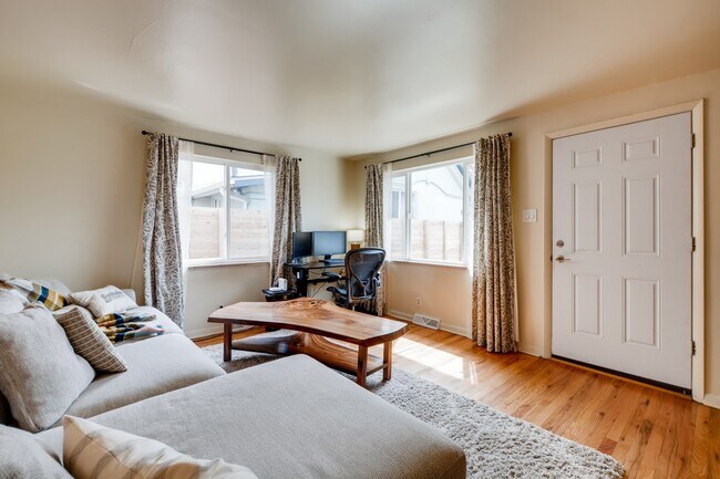 Building Photo - 216 S Irving St