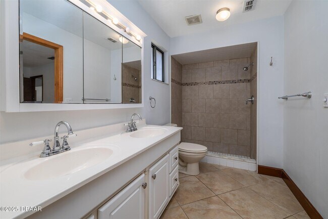 Building Photo - 909 Brookside Dr