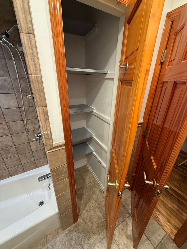 Building Photo - Charming 3BR apartment in East Meadow
