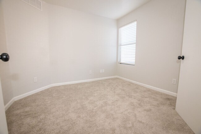 Building Photo - 4 Bedroom, 2 Bath, Split Floor Plan, 2 Car Garage, Central A/C