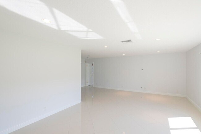 Building Photo - 2289 Windsor Rd