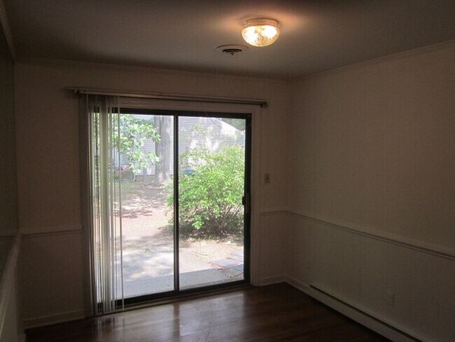 Building Photo - 2040 Woodmont Dr