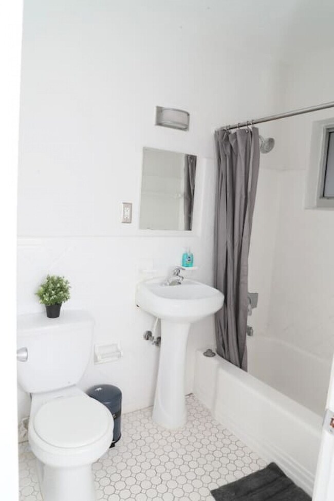 Building Photo - 219 Antilla Ave