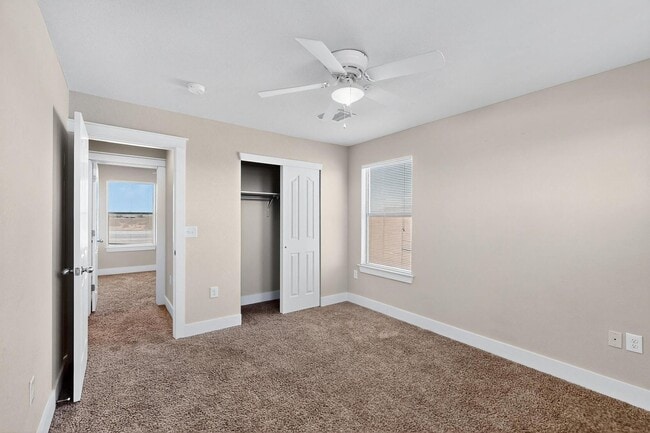 Building Photo - Two story 3 bedroom 2.5 bath in Santa Tere...