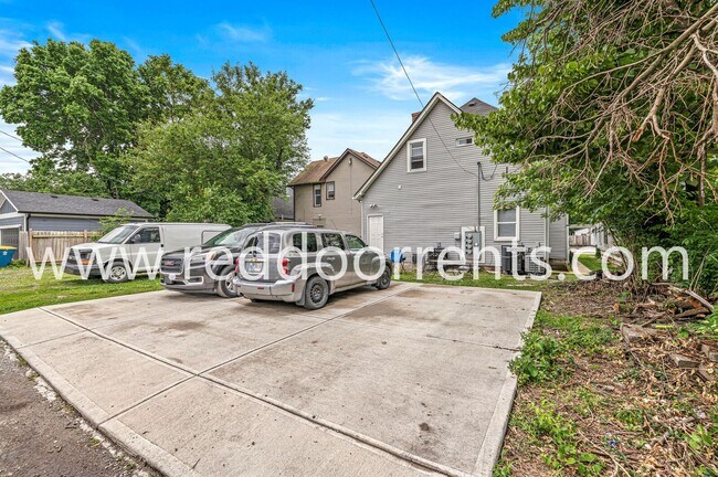 Building Photo - 2345 N Kenwood Ave