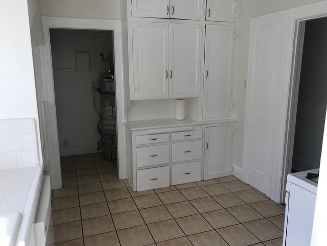 Building Photo - 2833 Somerset Dr