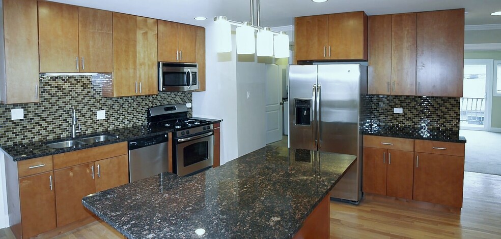 Building Photo - 6821 N Wolcott Ave