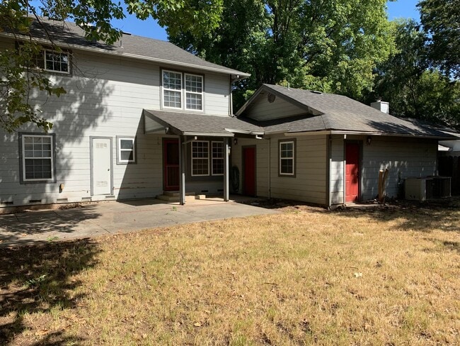 Building Photo - 4 Bedroom House with Great Floor Plan Clos...
