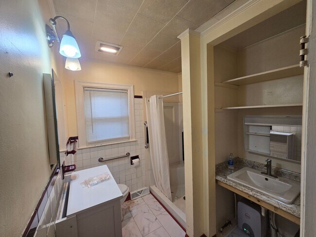 Building Photo - Charming Pittsboro Bungalow with Screened Porch & Fully Fenced Yard