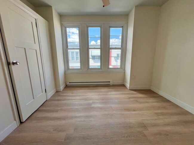 Building Photo - Newly Renovated 3-Bedroom Townhome in Fairhill! Available NOW!