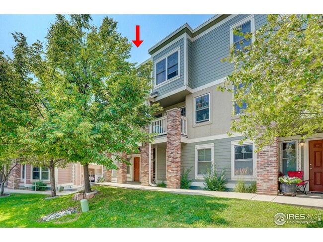 Building Photo - Bright & Beautiful 2-Level Condo in NoBo, available June 5th
