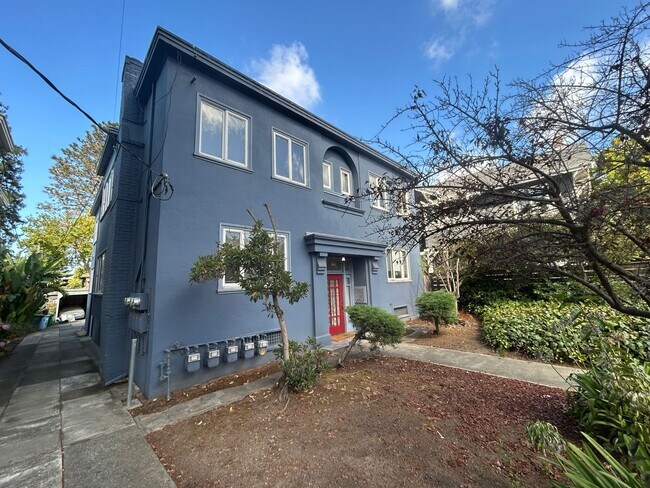 Building Photo - 2718 College Ave