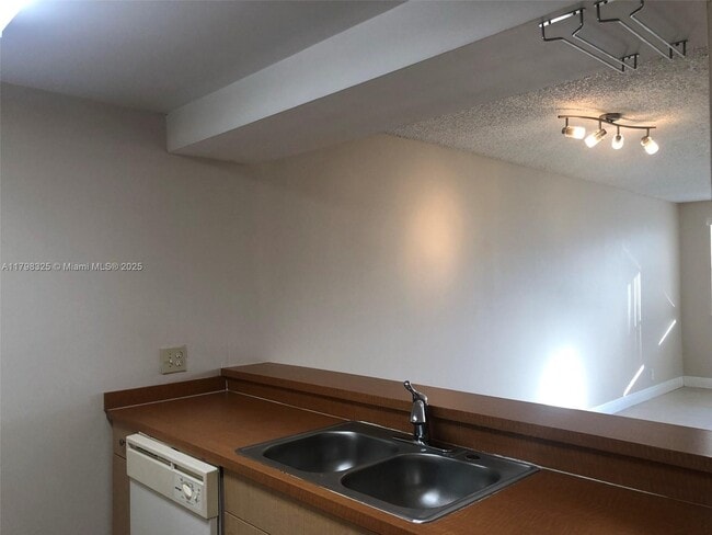 Building Photo - 8160 Geneva Ct