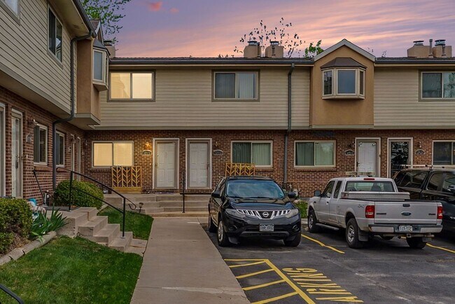 Building Photo - 2 Bedroom Townhome is Wheat Ridge!