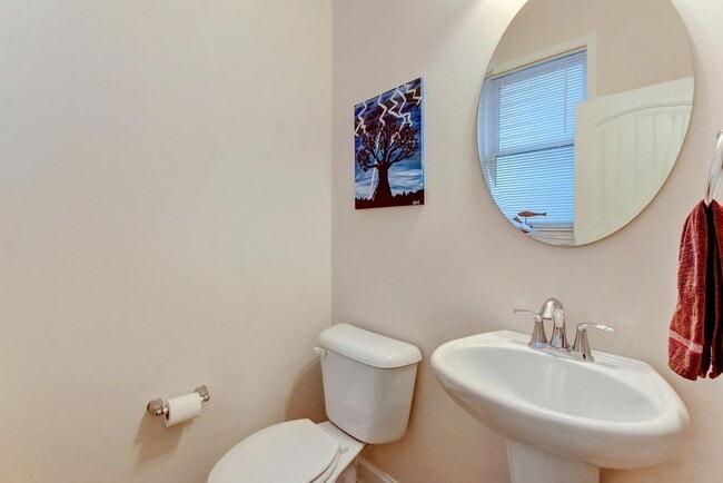 Building Photo - Furnsihed 3 bed 2.5 bath on 31st Street