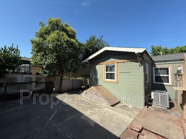 Building Photo - 940 N Sierra Nevada St
