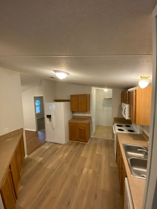 Building Photo - 3x2 Home with Great Schools!