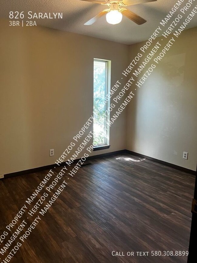 Building Photo - 826 Saralyn-