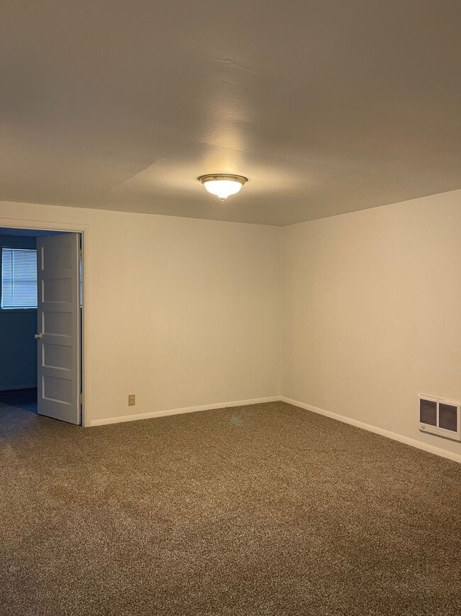 Building Photo - Nice and Bright Rambler near Downtown Kirkland