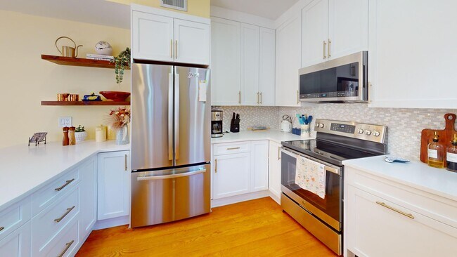 Building Photo - Top Floor Fully Furnished 1,000 Square Foot One Bedroom Plus Den in Kalorama
