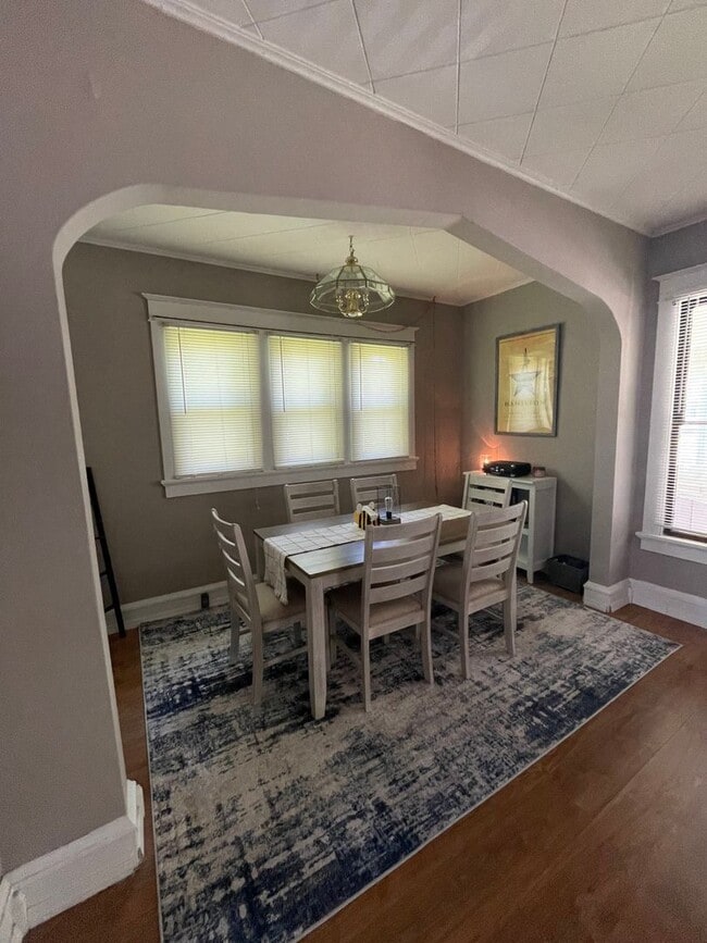 Building Photo - 606 N Court