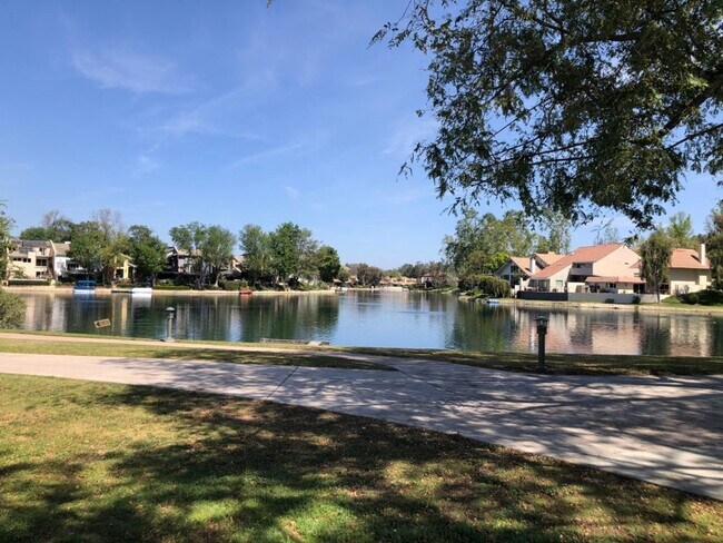 Building Photo - MOVE-IN READY! 2+2 w/lake access + 1 blk f...