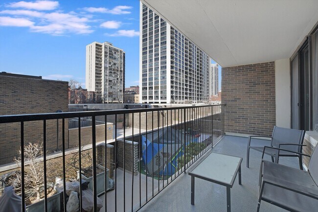 Building Photo - 1555 N Sandburg Terrace