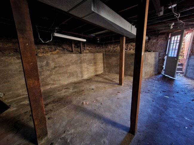 Building Photo - Amazing Avenues 2 bd house! Real Hardwood!