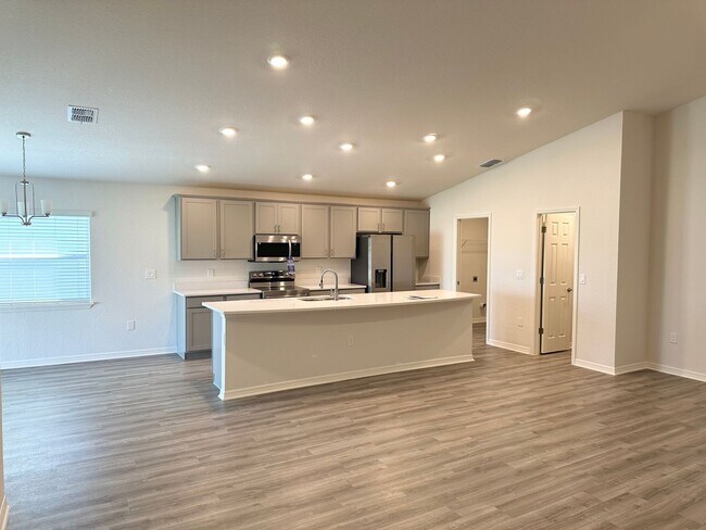 Building Photo - 4 Bedroom House For Rent in the Astonia Co...
