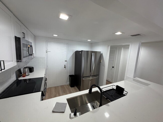 Building Photo - 3725 S Ocean Dr