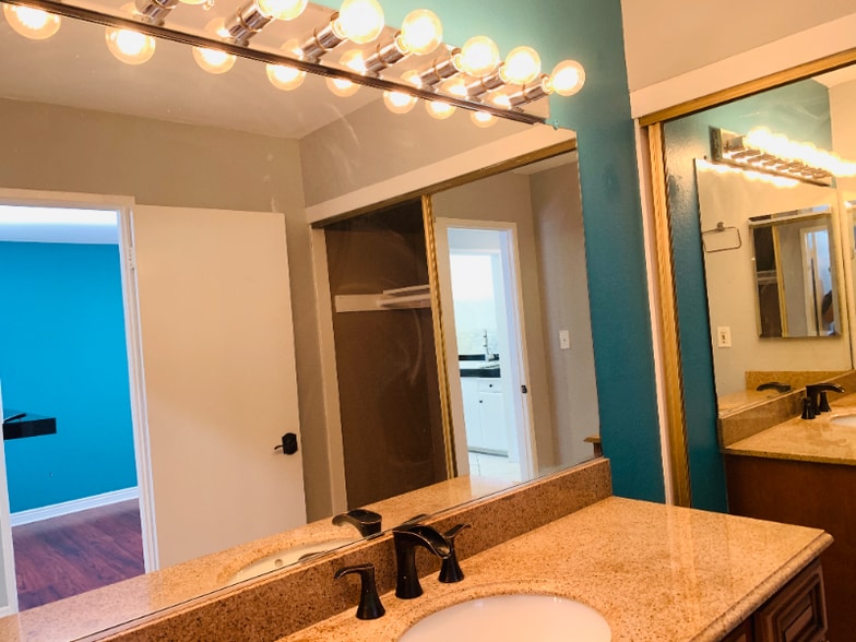 Building Photo - 1040 W MacArthur Blvd