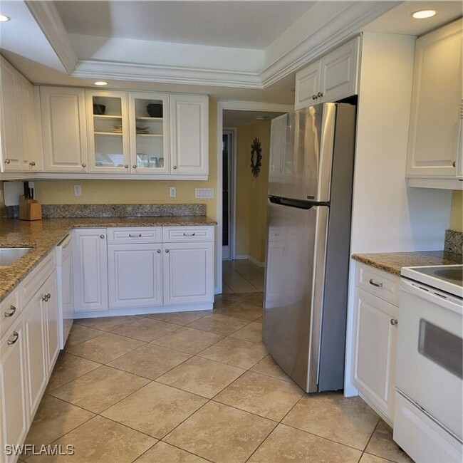 Building Photo - ** 2/2 FIRST FLOOR UNIT ** DELNOR-WIGGINS ...