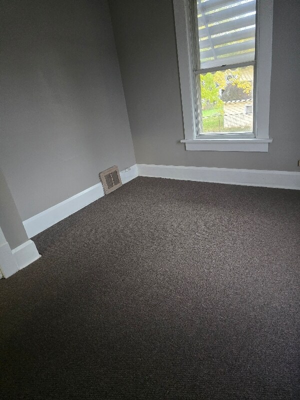 Building Photo - 2543 Mahoning Rd NE