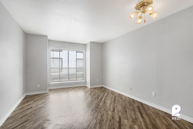 Building Photo - 4400 Memorial Dr