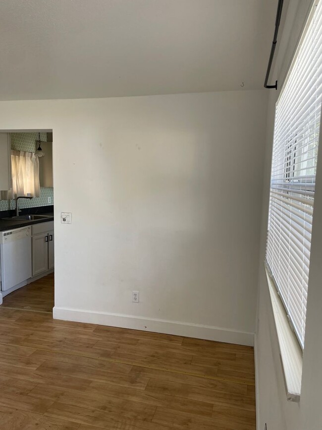 Building Photo - One bedroom with additional bonus room!! H...