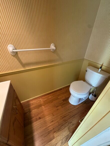 Guest washroom at entrance - 19621 Sparr Spring Rd