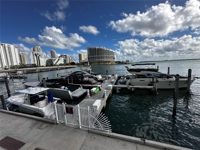 Building Photo - 801 Brickell Bay Dr