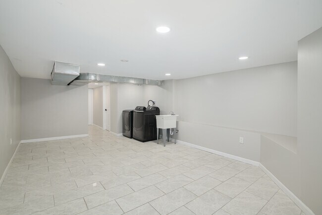 Building Photo - 714 S 55th St