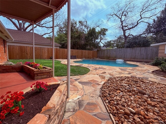 Building Photo - 9917 Cedardale Dr