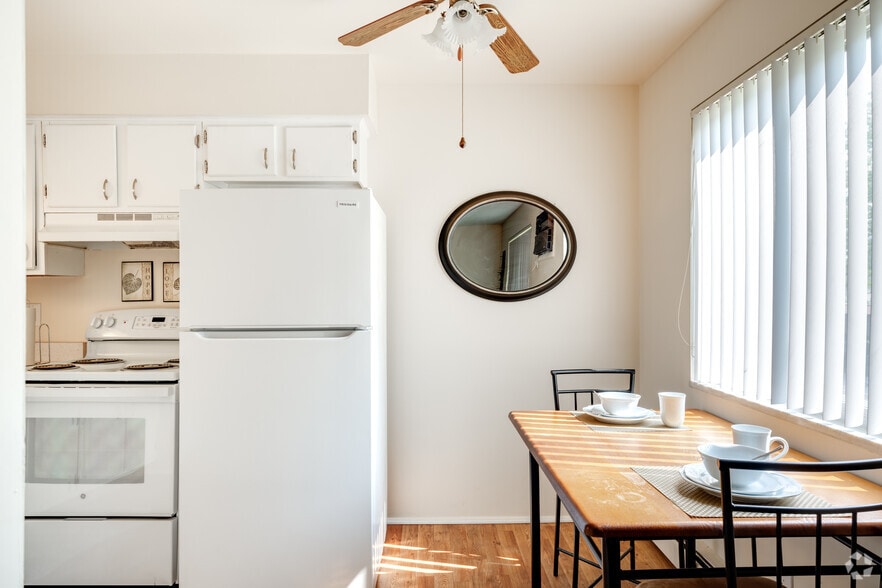 2BR, 1BA - 900SF - Dining Area & Kitchen - Eastlawn Arms Apartments