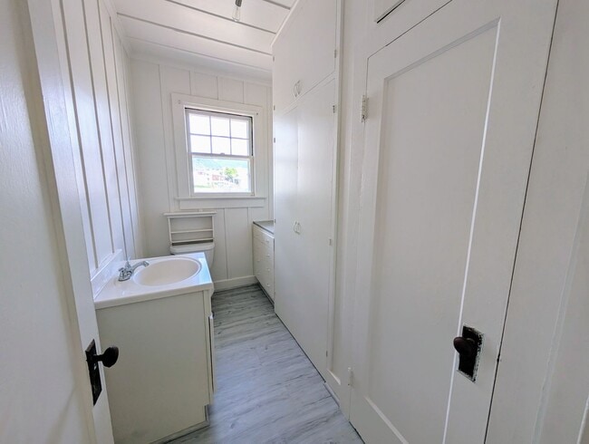 Building Photo - Centrally located 2 Bed, 1.5 Bath house in...