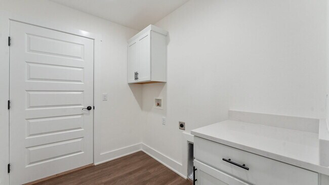 Building Photo - "Charming Farmington Retreat: Spacious 3-B...